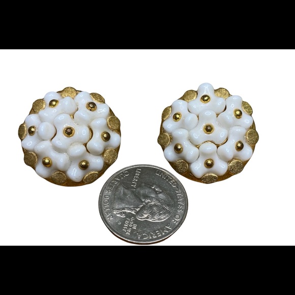 CROWN TRIFARI White Flower Cluster Gold Tone Clip Earrings Thermoset Lucite. - Picture 7 of 8